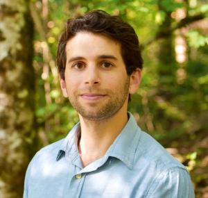 Portrait photo of Ferris Jabr in an outdoor setting.